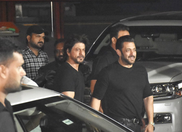 Salman Khan And Shah Rukh Khan Share Warm Hug On Bhaijaans Birthday Bash Bollywood News 