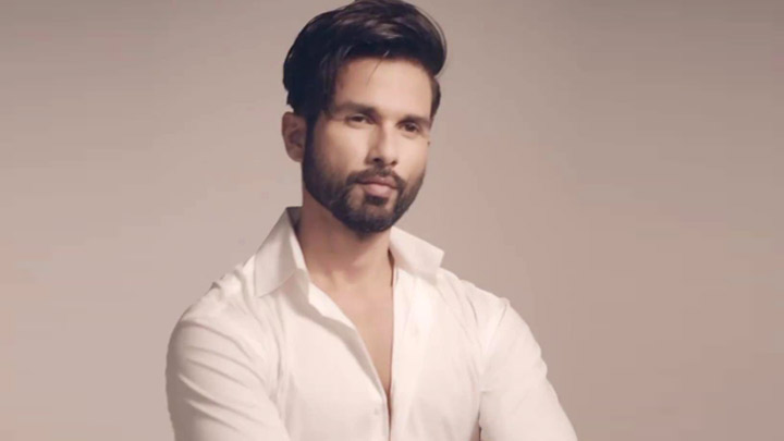 Shahid Kapoor pulls off these cool looks with ease! - Bollywood Hungama