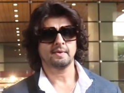 Sonu Nigam gets clicked by paps at the airport