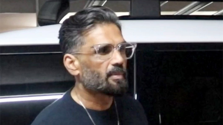 Suniel Shetty Poses For Paps Fans At The Airport Bollywood Hungama