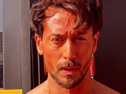 Tiger Shroff flexing his muscular body is too much to handle!