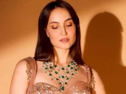 Elli AvrRam looks beautiful as always in her festive look