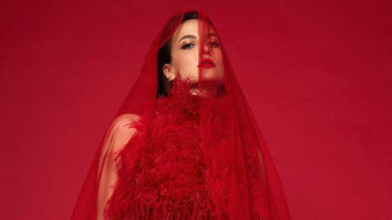 Elli AvrRam looks like the definition of elegance in red!