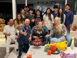 Hrithik Roshan and Saba Azad pose together with the entire Roshan clan on Sunaina Roshan’s birthday