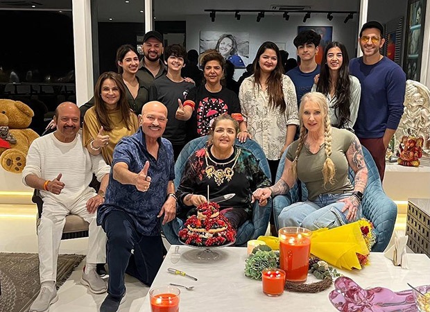 Hrithik Roshan and Saba Azad pose together with the entire Roshan clan on Sunaina Roshan’s birthday 