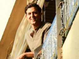 Hrithik Roshan blows kisses, waves at fans gathered outside his home, watch 