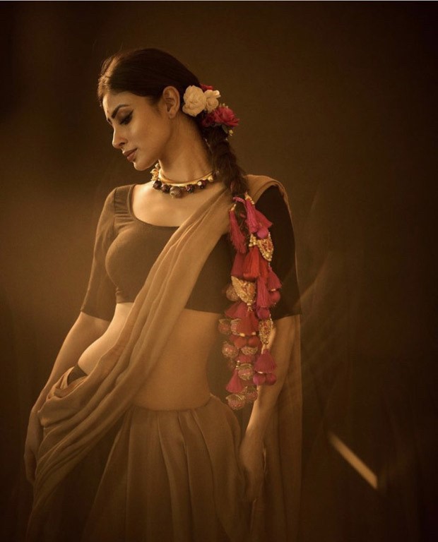 Mouni Roy is our current favourite desi girl in minimal yet stylish beige saree and pink parandi