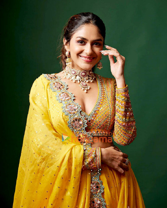 mrunal thakur 3 82