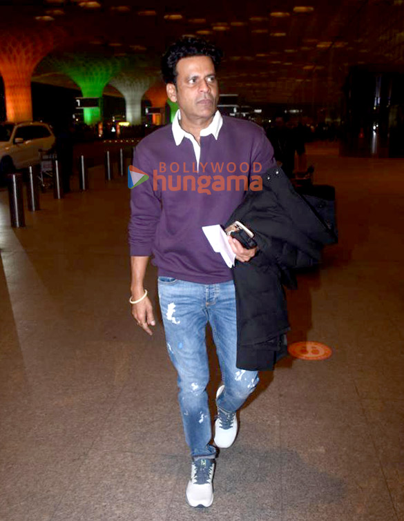 photos ajay devgn nysa devgan and manoj bajpayee snapped at the airport 2