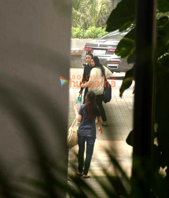 photos alia bhatt and shaheen bhatt spotted in bandra 2
