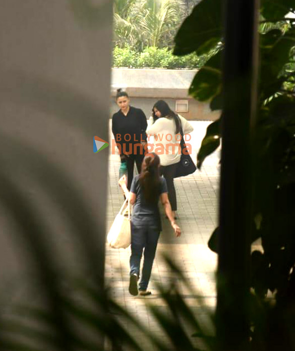 photos alia bhatt and shaheen bhatt spotted in bandra 4
