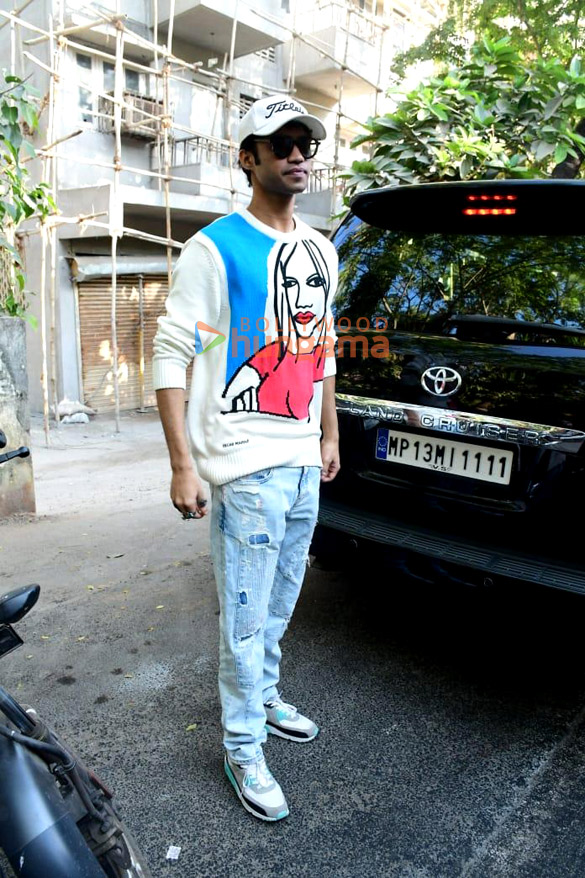 photos babil khan snapped in juhu 4