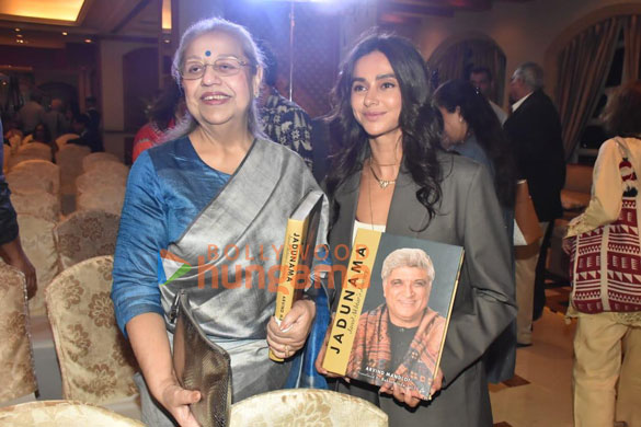 photos celebs attend javed akhtars book launch 665 8
