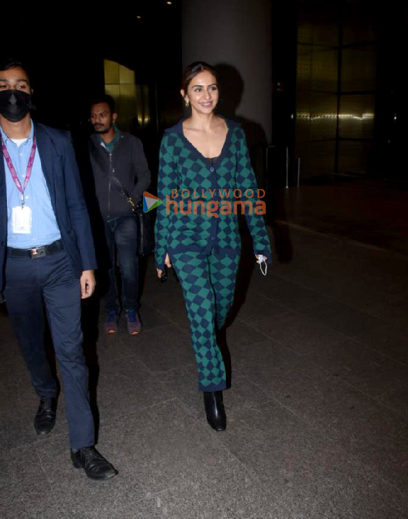 photos deepika padukone and rakul preet singh snapped at the airport 5