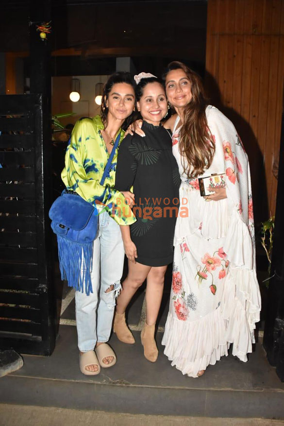 photos farhan akhtar shibani dandekar and anusha dandekar snapped at mizu in bandra 3