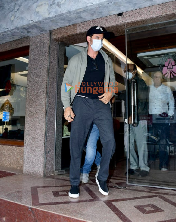 photos hrithik roshan snapped in juhu 3 3