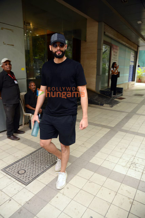 photos ibrahim ali khan and siddhant chaturvedi snapped at the gym in juhu 2