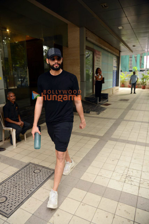 photos ibrahim ali khan and siddhant chaturvedi snapped at the gym in juhu 4