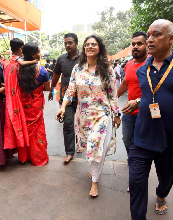 photos kajol and daughter nysa devgan snapped at siddhivinayak temple 4