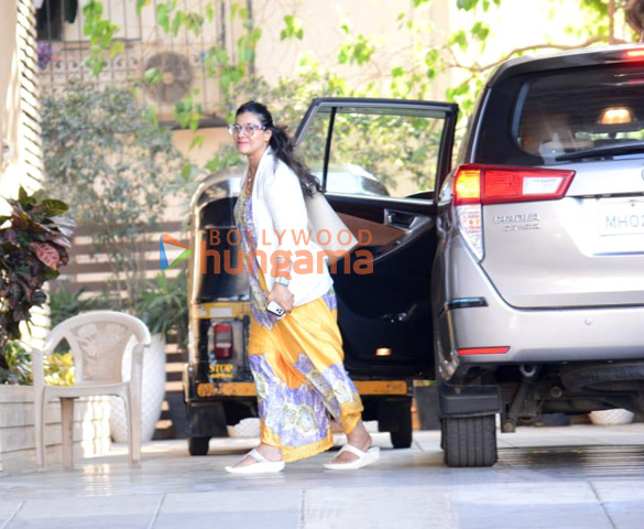 photos kajol snapped in juhu 1 2