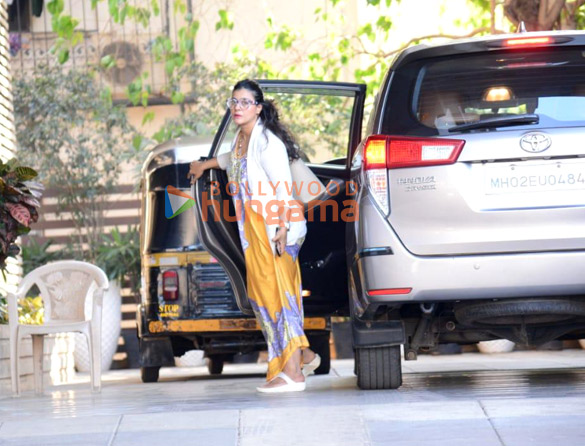 photos kajol snapped in juhu 4