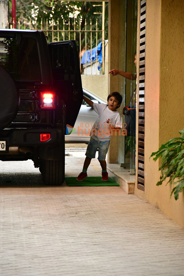 photos kareena kapoor khan saif ali khan karisma kapoor and others spotted at ranbir kapoors residence 6
