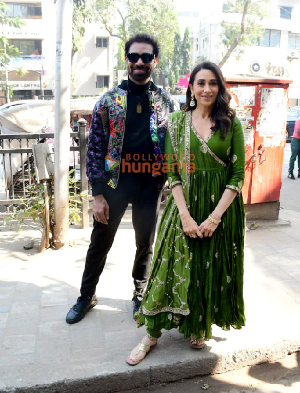 photos karisma kapoor snapped with designer punit balana at a studio in juhu 4