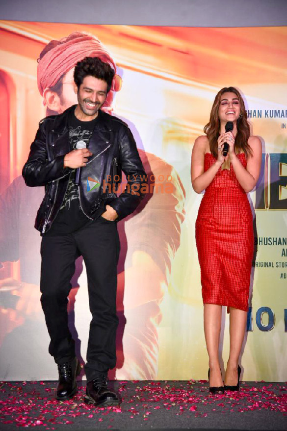 photos kartik aaryan kriti sanon and bhushan kumar grace the trailer launch of shehzada2 2