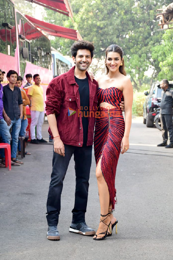 Photos Kartik Aaryan, Kriti Sanon and the cast of Shehzada snapped promoting the film on sets of The Kapil Sharma Show (2)