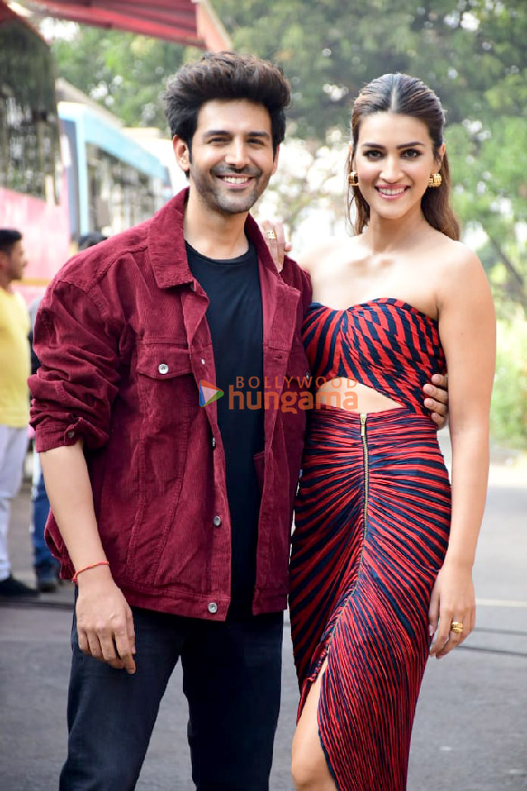 photos kartik aaryan kriti sanon and the cast of shehzada snapped promoting the film on sets of the kapil sharma show 3