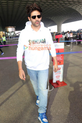 Photos: Kartik Aaryan, Shruti Haasan, Javed Akhtar and others snapped at the airport Photos: Kartik Aaryan, Shruti Haasan, Javed Akhtar and others snapped at the airport