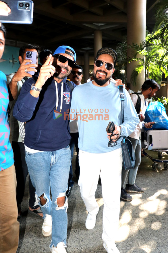 photos kartik aaryan shruti haasan javed akhtar and others snapped at the airport 2 2