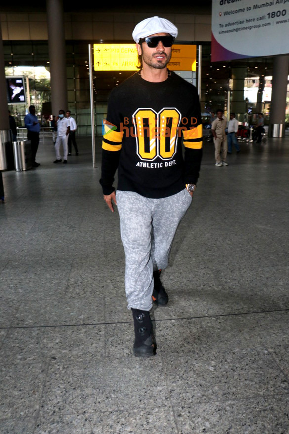 photos kartik aaryan shruti haasan javed akhtar and others snapped at the airport 4