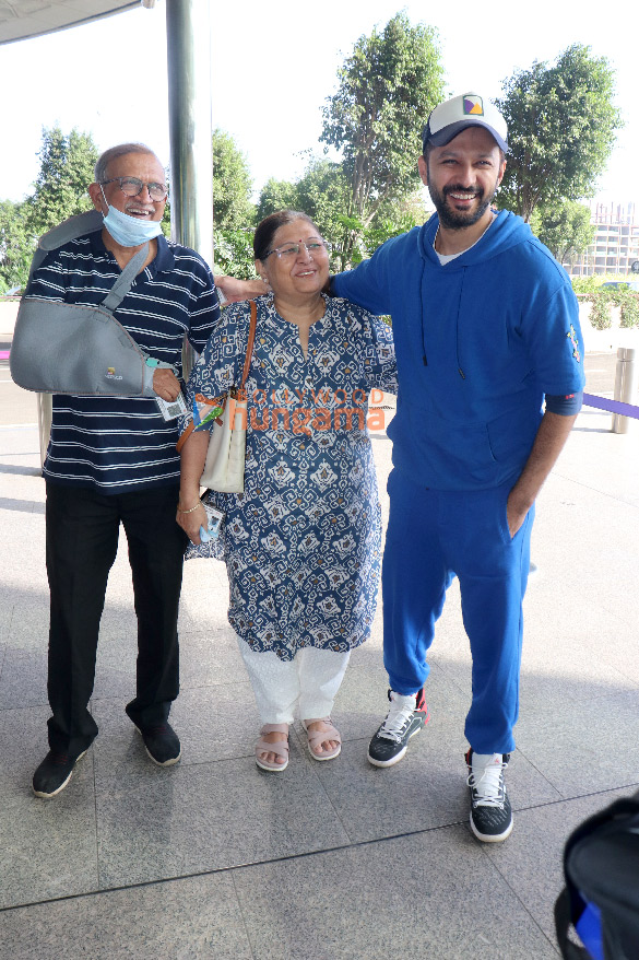 photos kartik aaryan tabu bhagyashree and others snapped athe airport 4