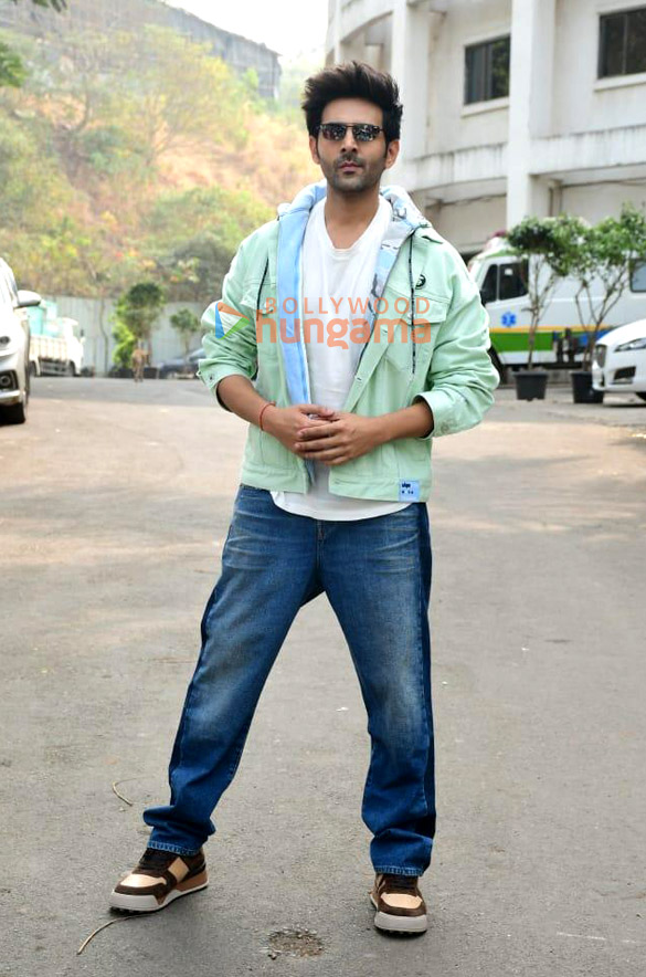 photos kartik aaryan and kriti sanon snapped on the sets of indian idol for shehzada promotions 3