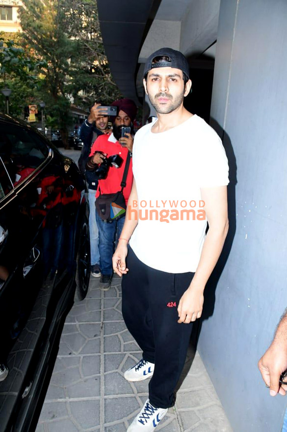 photos kartik aaryan and rohit dhawan snapped in andheri 2