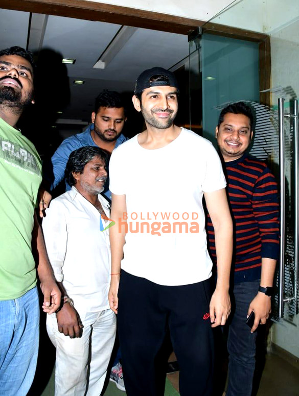 photos kartik aaryan and rohit dhawan snapped in andheri 6