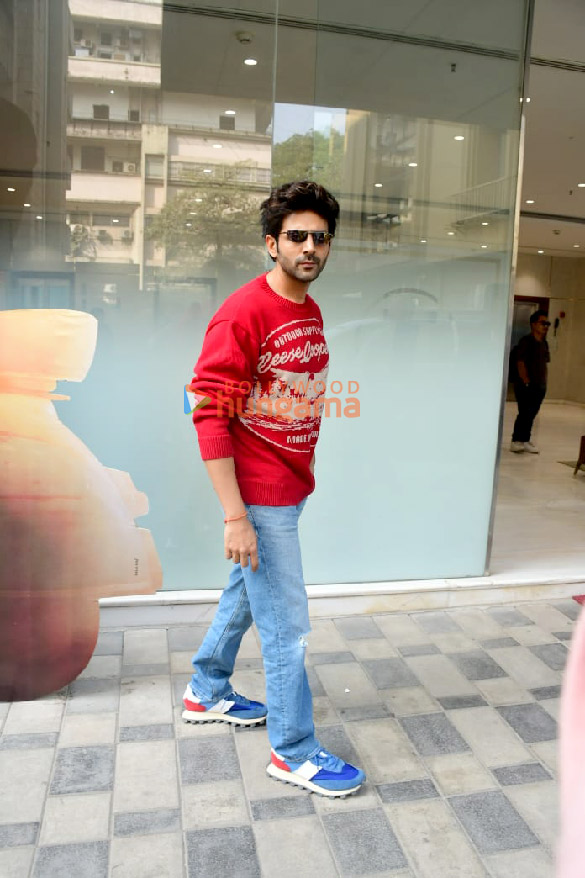 photos kartik aaryan snapped promoting his film shehzada 5