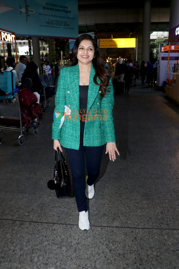 photos kartik aryan sanjana sanghi giorgia andriani and others snapped at the airport 12