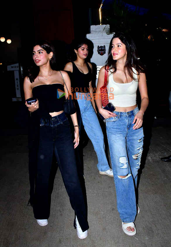 Photos: Khushi Kapoor, Shanaya Kapoor, Anjali Dhawan and Sanjay Kapoor spotted in Bandra