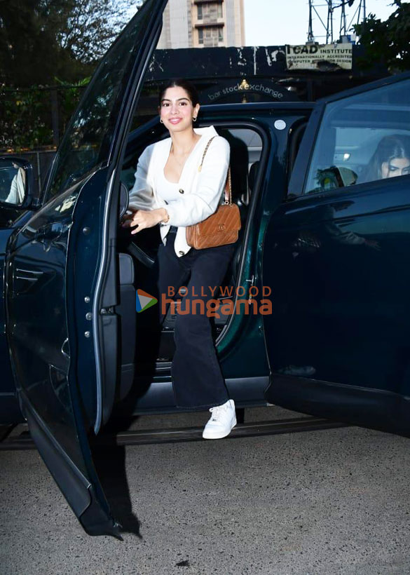 photos khushi kapoor snapped in bandra 5