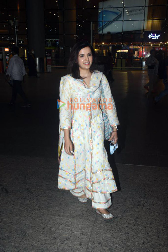 photos malaika arora rashmika mandanna and shirley setia snapped at the airport 3