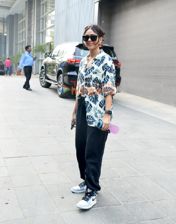 photos mrunal thakur snapped in andheri 5 2