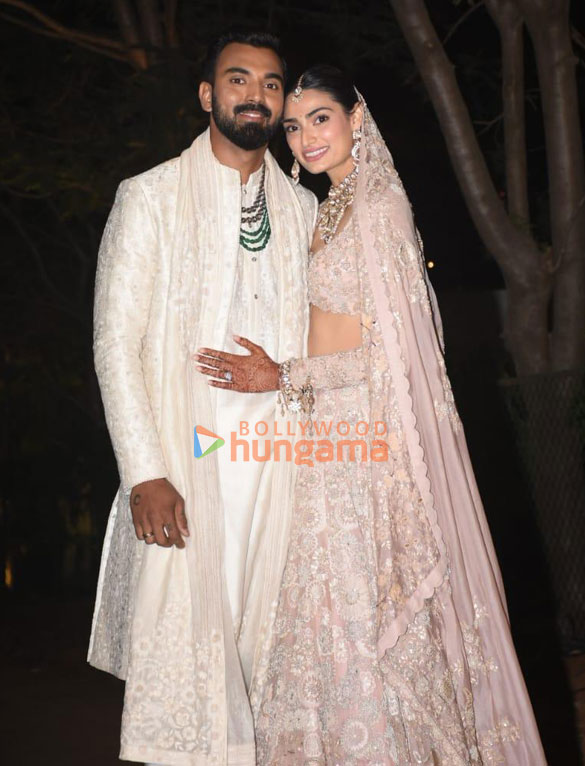 photos newlywed kl rahul and athiya shetty pose for paps 7