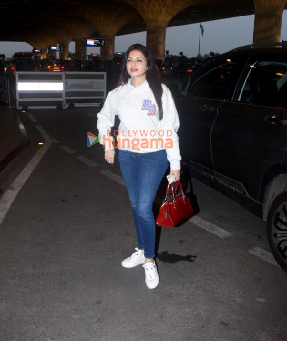 photos pooja hegde and bhagyashree snapped at the airport 1