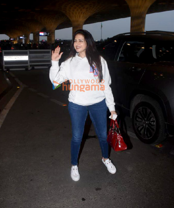photos pooja hegde and bhagyashree snapped at the airport 2