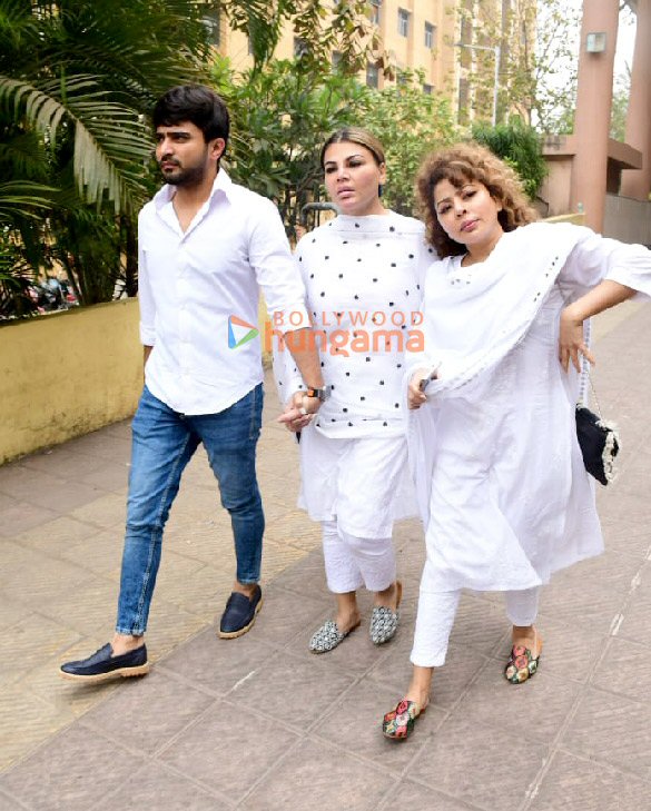 Photos: Rakhi Sawant snapped with her husband Adil Durhani at Cooper Hospital in Juhu Photos: Rakhi Sawant snapped with her husband Adil Durhani at Cooper Hospital in Juhu