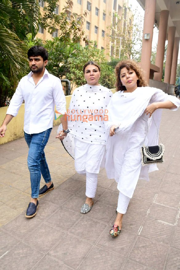 photos rakhi sawant snapped with her husband adil durhani at cooper hospital in juhu 3