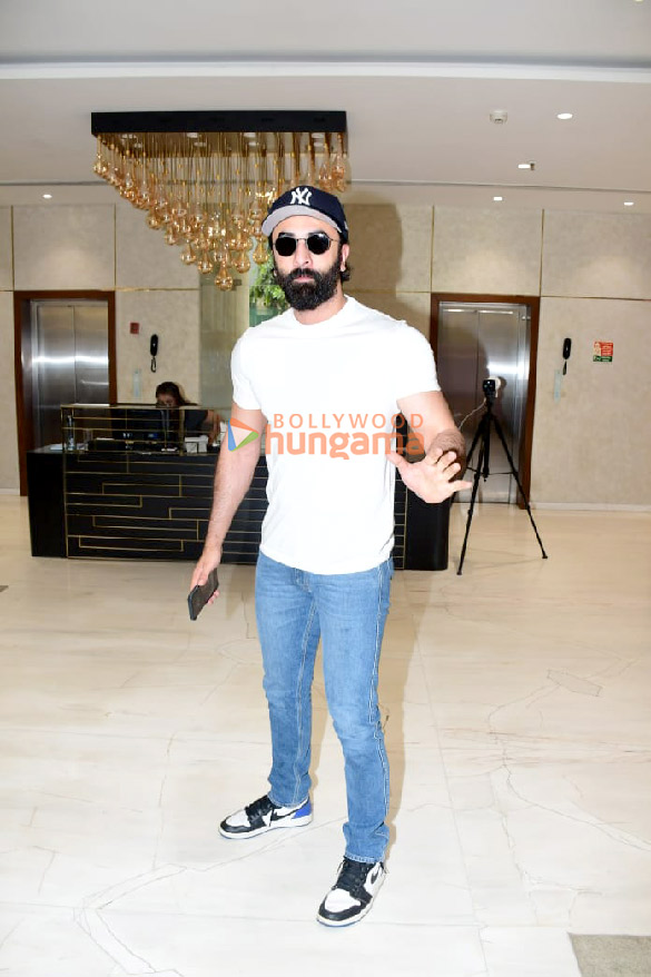 photos ranbir kapoor snapped at t series office in andheri 6