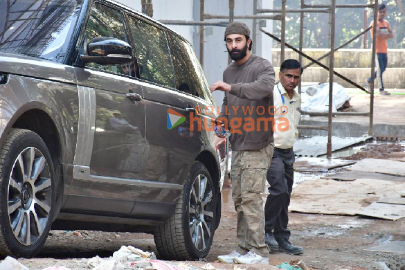Photos: Ranbir Kapoor snapped at his new house in Bandra Photos: Ranbir Kapoor snapped at his new house in Bandra